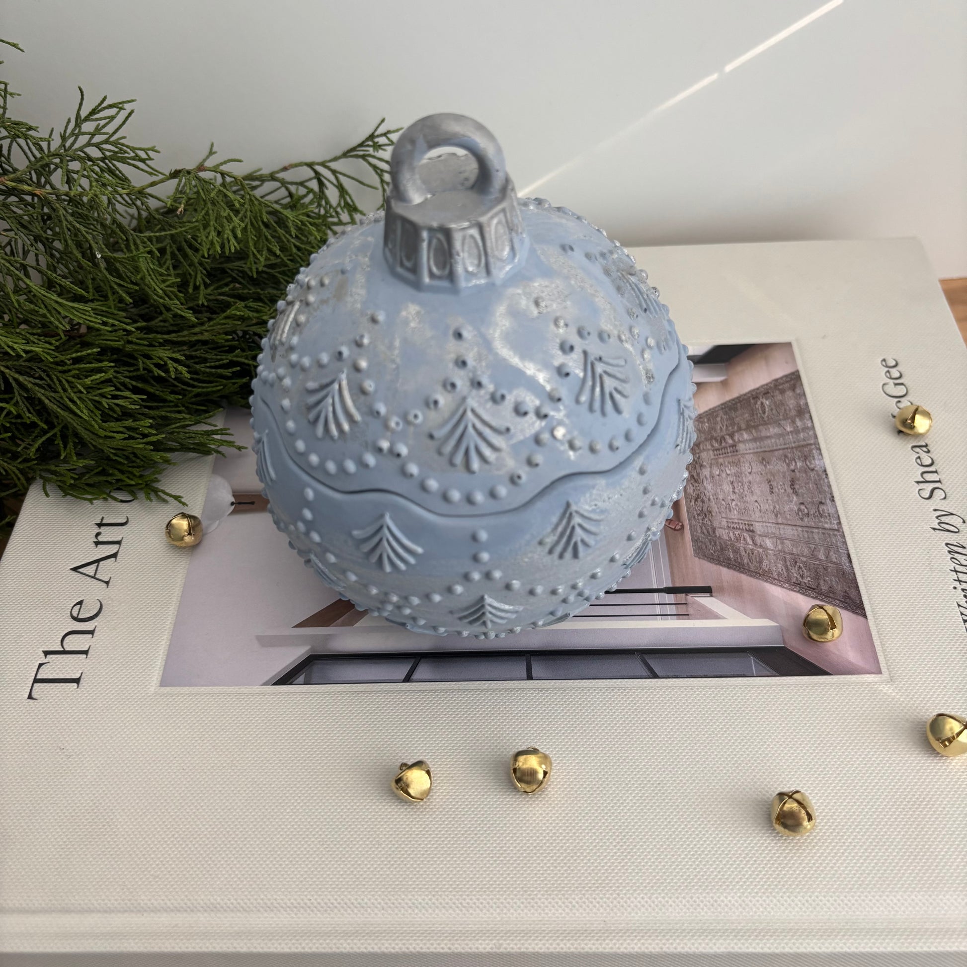 Noelle - Concrete Ornament Candle